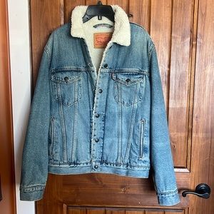 Men’s size small/women’s medium Levi jean Sherpa jacket